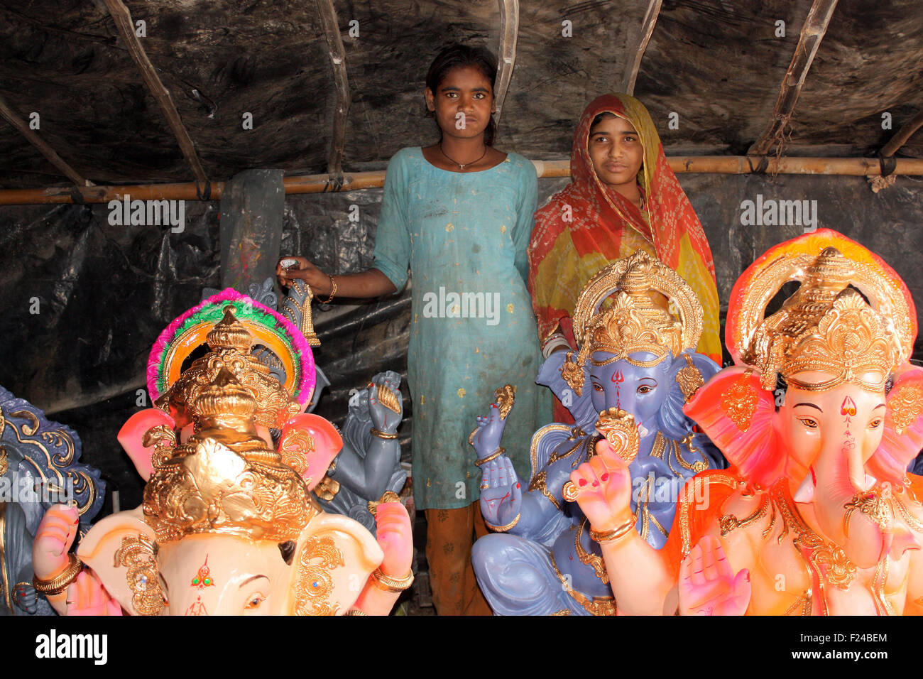 Due donne povere da India vendere Signore Ganesha idoli alla vigilia di Ganesh festival. Foto Stock