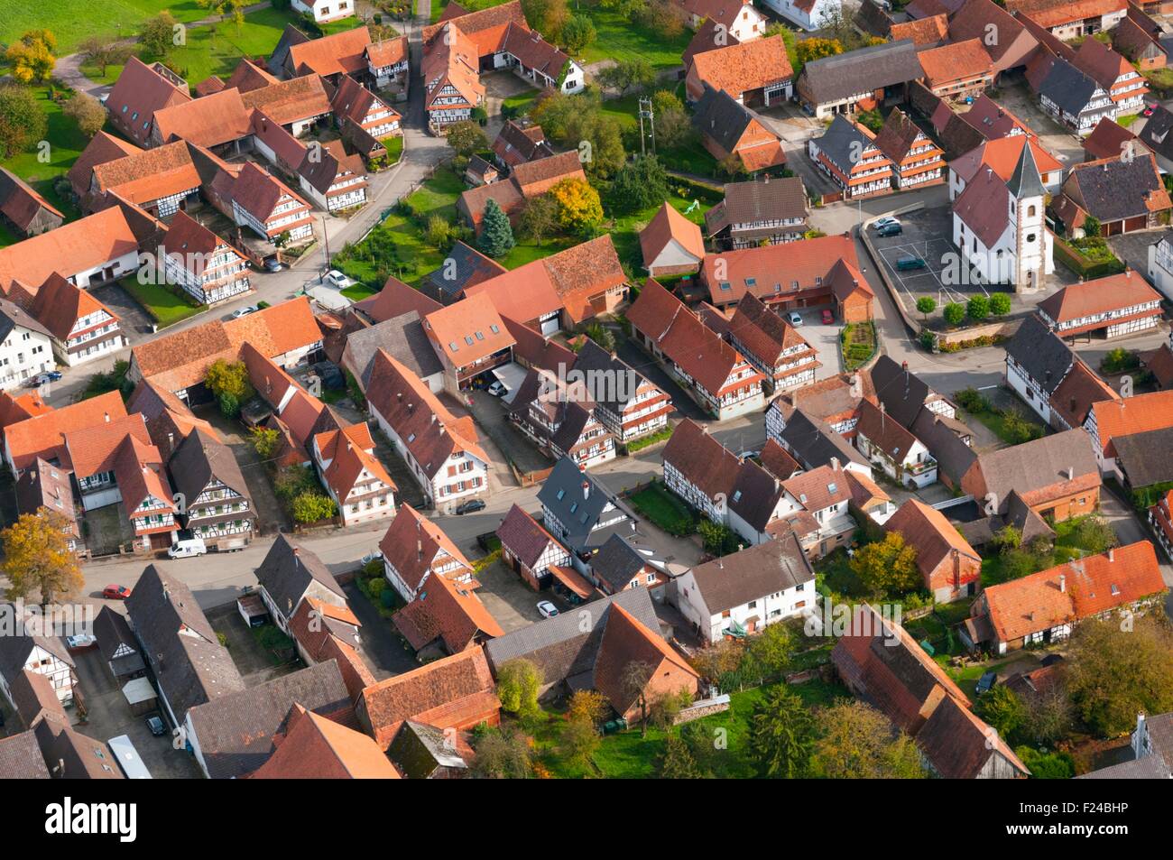 Francia, Bas Rhin (67), villaggio di Hunspach, eletto villaggio francese più bello (vista aerea) Foto Stock