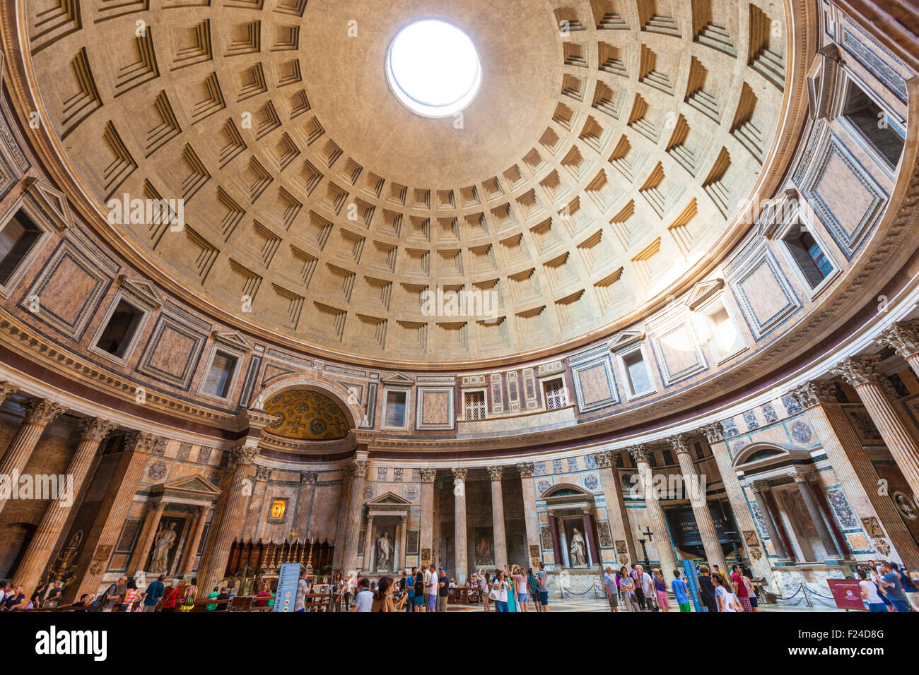 Il Pantheon tempio di divinità romane e la Chiesa lo spazio interno di Piazza della Rotonda a Roma Roma Lazio Italia Europa UE Foto Stock