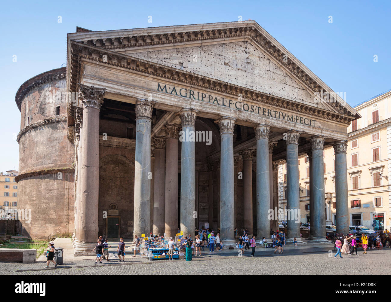 Il Pantheon tempio di divinità romane e chiesa Facciata esterna Piazza della Rotonda Roma Roma Lazio Italia Europa UE Foto Stock
