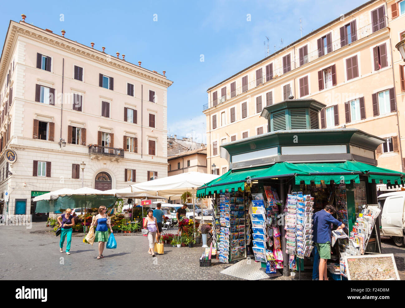 La produzione di souvenir e bancarelle del mercato in Piazza Campo de' Fiori a Roma Italia roma lazio italia Europa UE Foto Stock