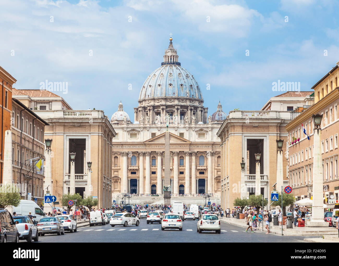 Via della Conciliazione la strada alla Basilica di San Pietro Città del Vaticano Roma Italia Europa UE Foto Stock