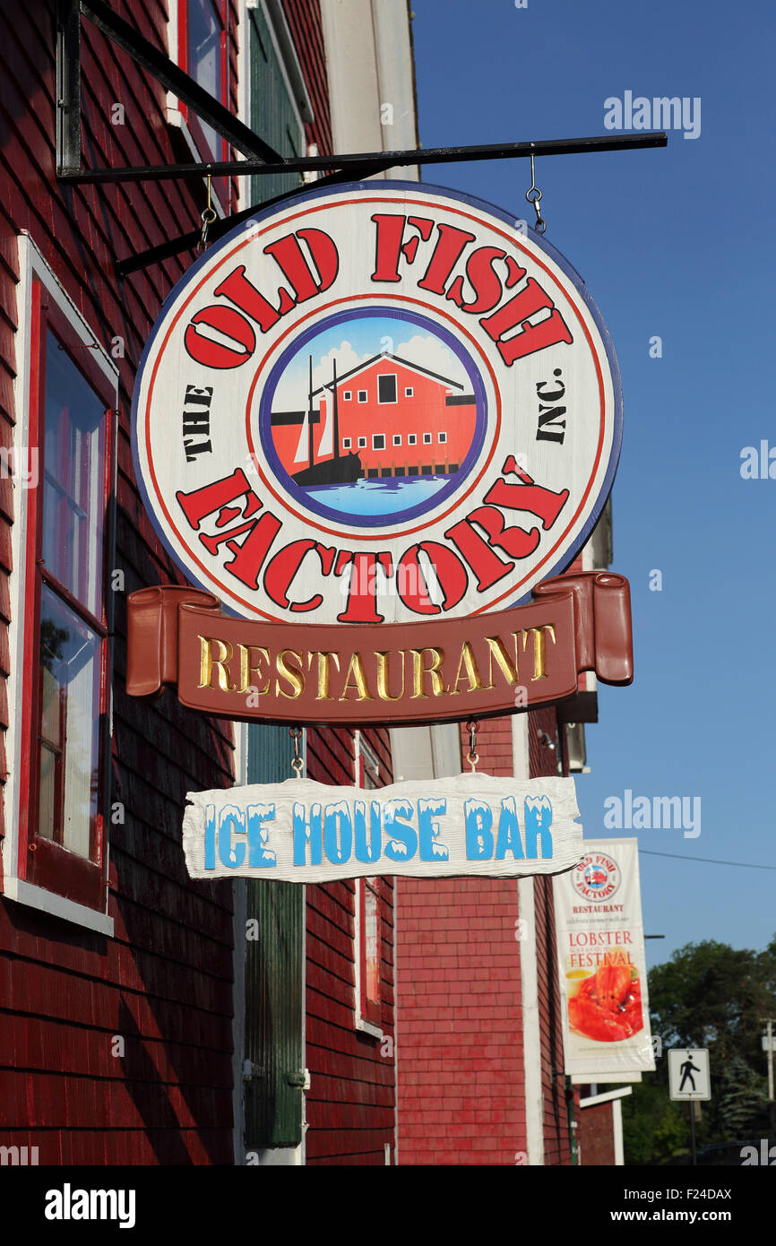 Segno per la vecchia fabbrica di pesce ristorante e Ice House bar a Lunenburg in Nova Scotia, Canada. Foto Stock