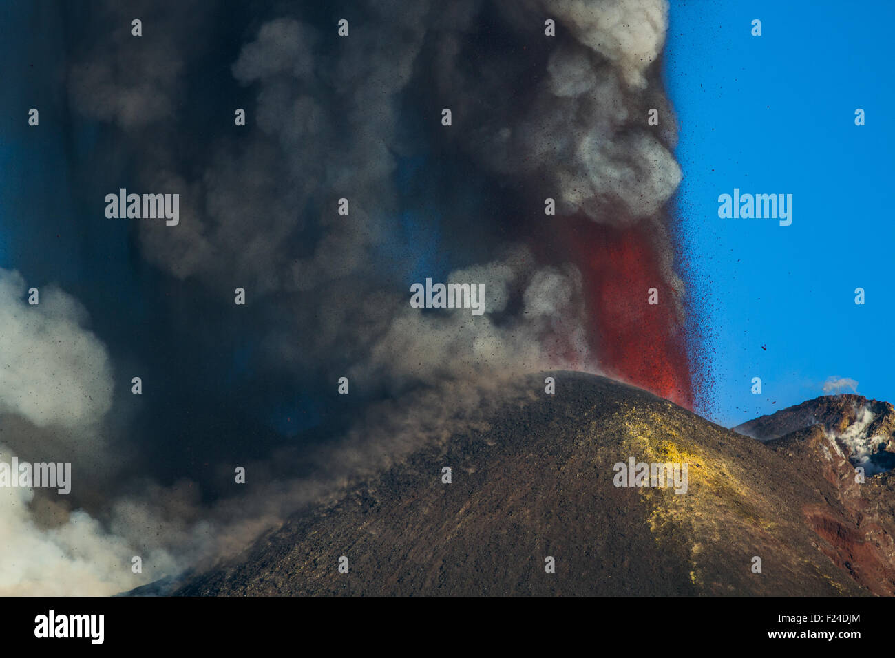 Il vulcano più alto d'Europa in eruzione Foto Stock