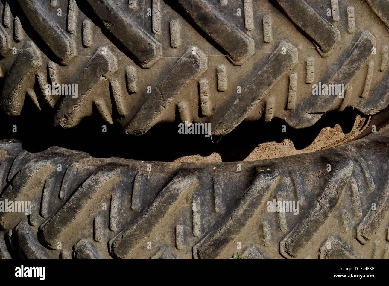 Due grandi pneumatici del trattore vicino fino Foto Stock