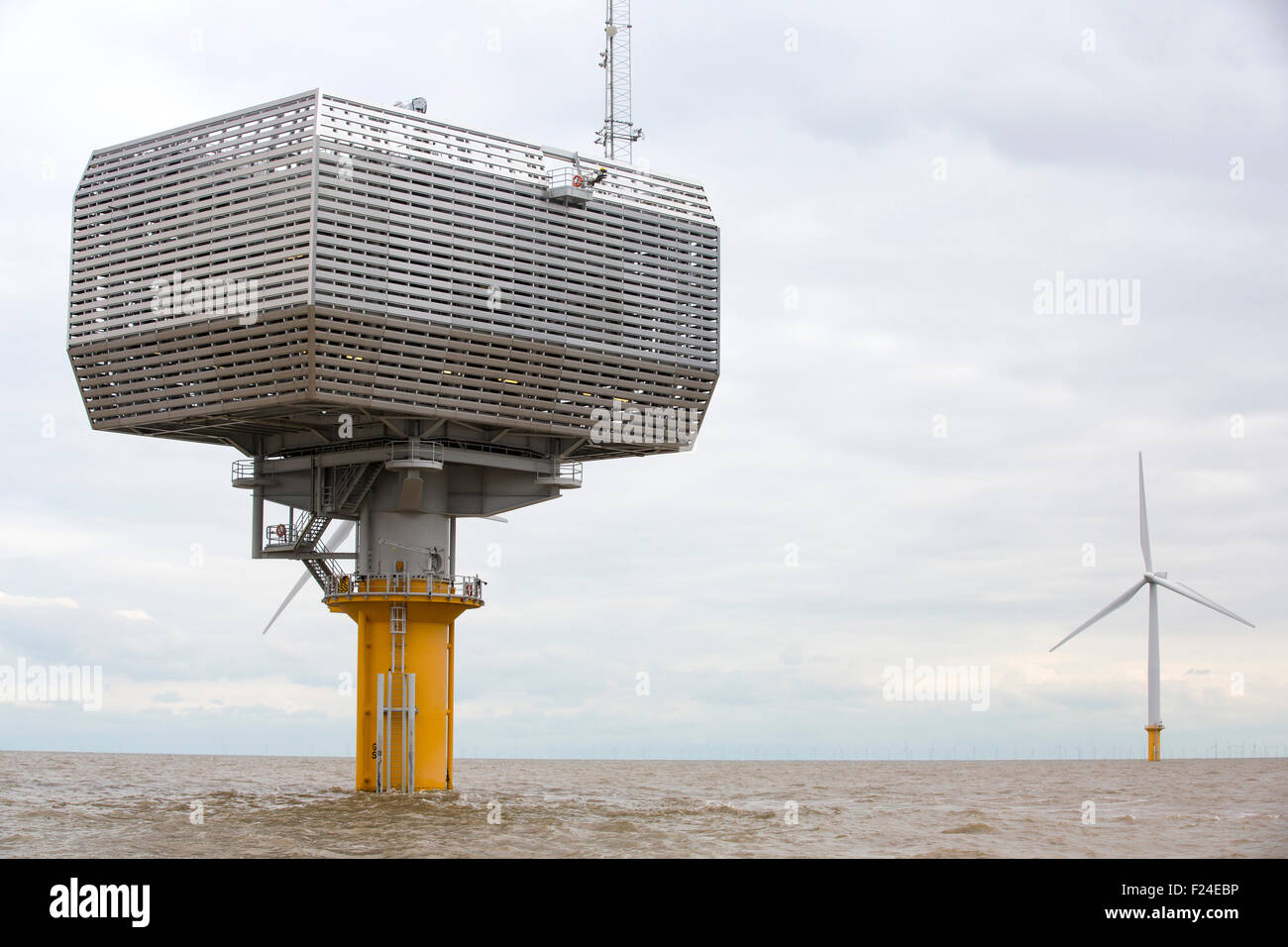 Gunfleet Sands offshore wind farm, compresa la stazione secondaria è di proprietà e gestito da Dong energy. Esso consiste di 48 turbine off Brightlingsea in Essex, Regno Unito, e ha una capacità di 172 MW, abbastanza per potere 125.000 case. In fondo è il London Array, attualmente il più grande del mondo offshore wind farm. Foto Stock