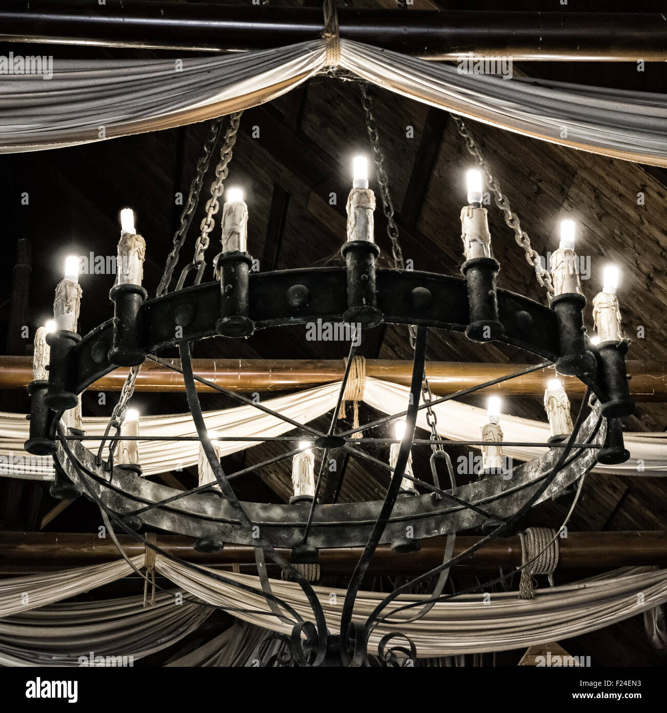 Round lampadario di ferro in una vecchia taverna. Foto Stock