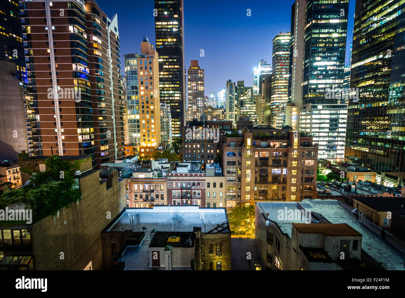Vista di edifici in Midtown East di notte a Manhattan, New York. Foto Stock