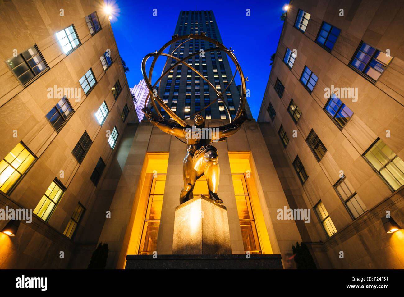 La statua di Atlas e fabbricati al Rockefeller Center di notte a Manhattan, New York. Foto Stock