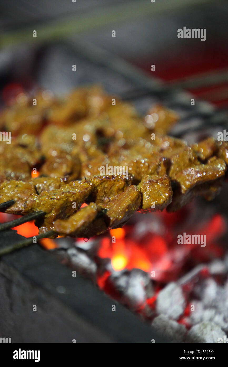 Deliziosa cercando succose carni di montone spiedini cottura su un barbecue Foto Stock