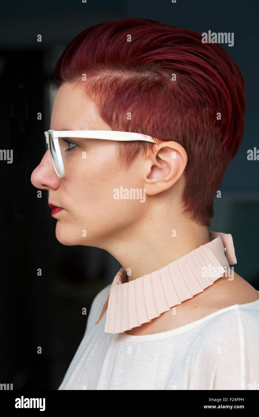 Profilo laterale di un bel rosso con capelli donna con vetri bianchi Foto Stock