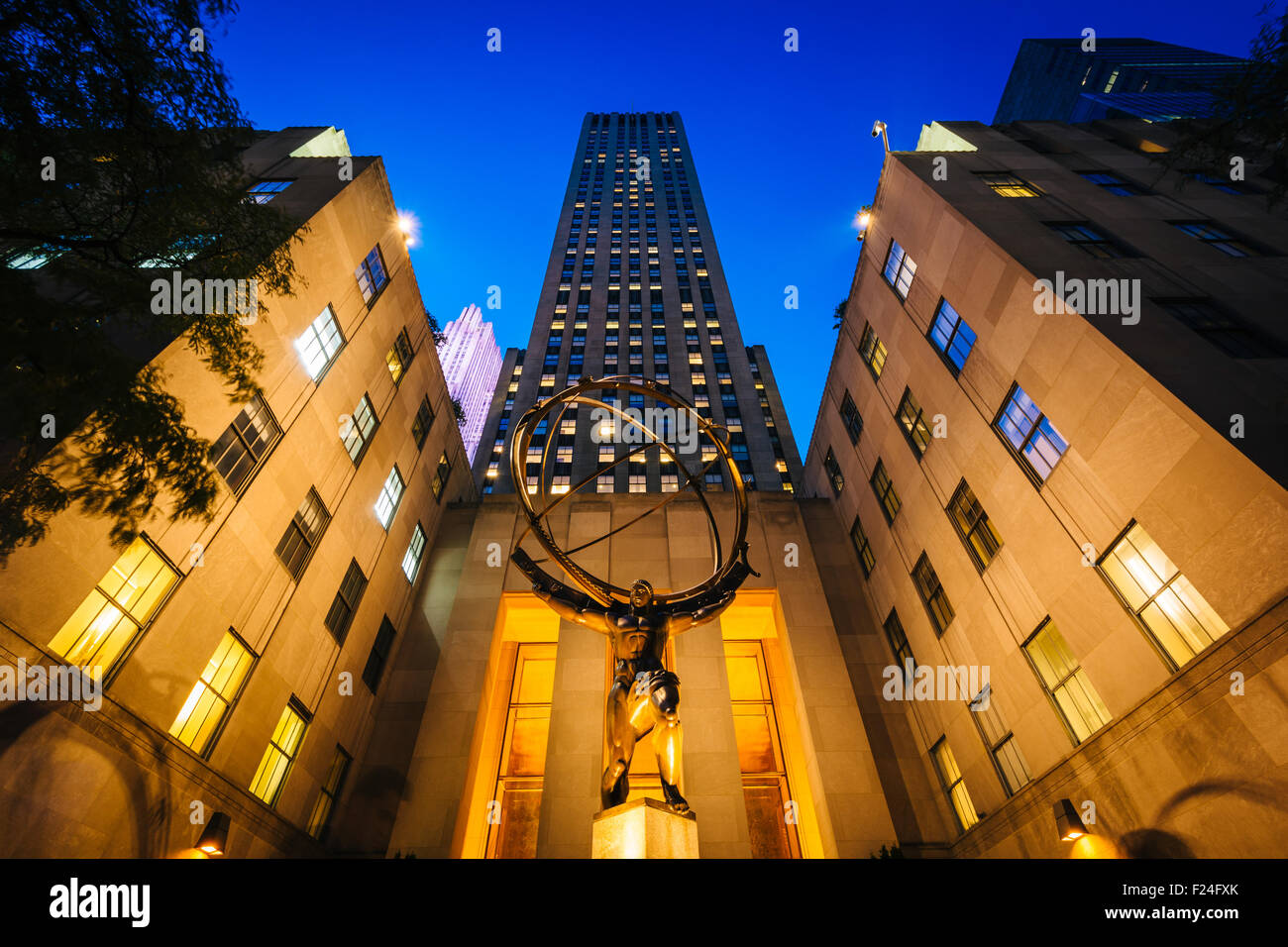 La statua di Atlas e fabbricati al Rockefeller Center di notte a Manhattan, New York. Foto Stock