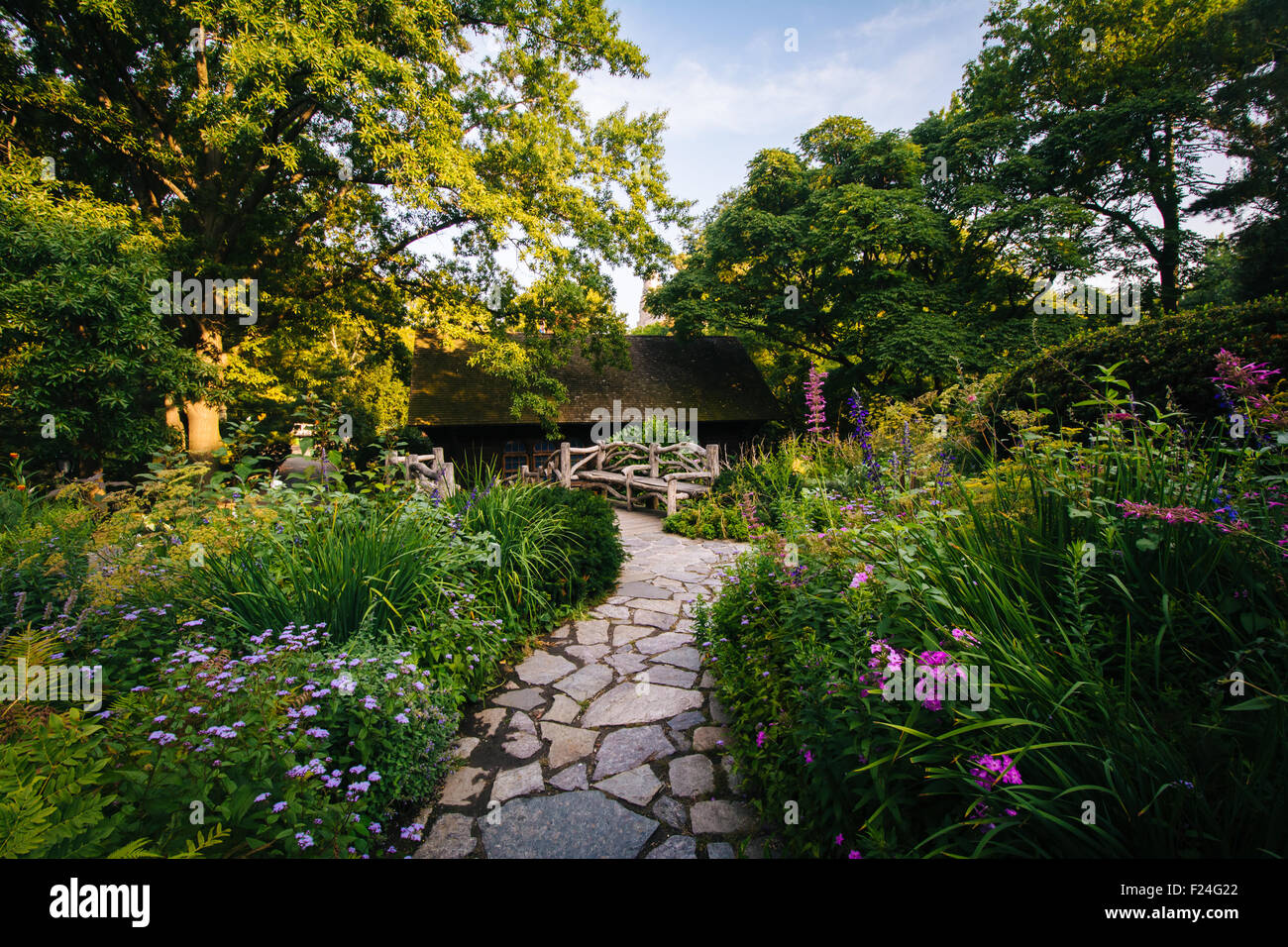 Percorso e fiori al giardino di Shakespeare, nel parco centrale, Manhattan, New York. Foto Stock