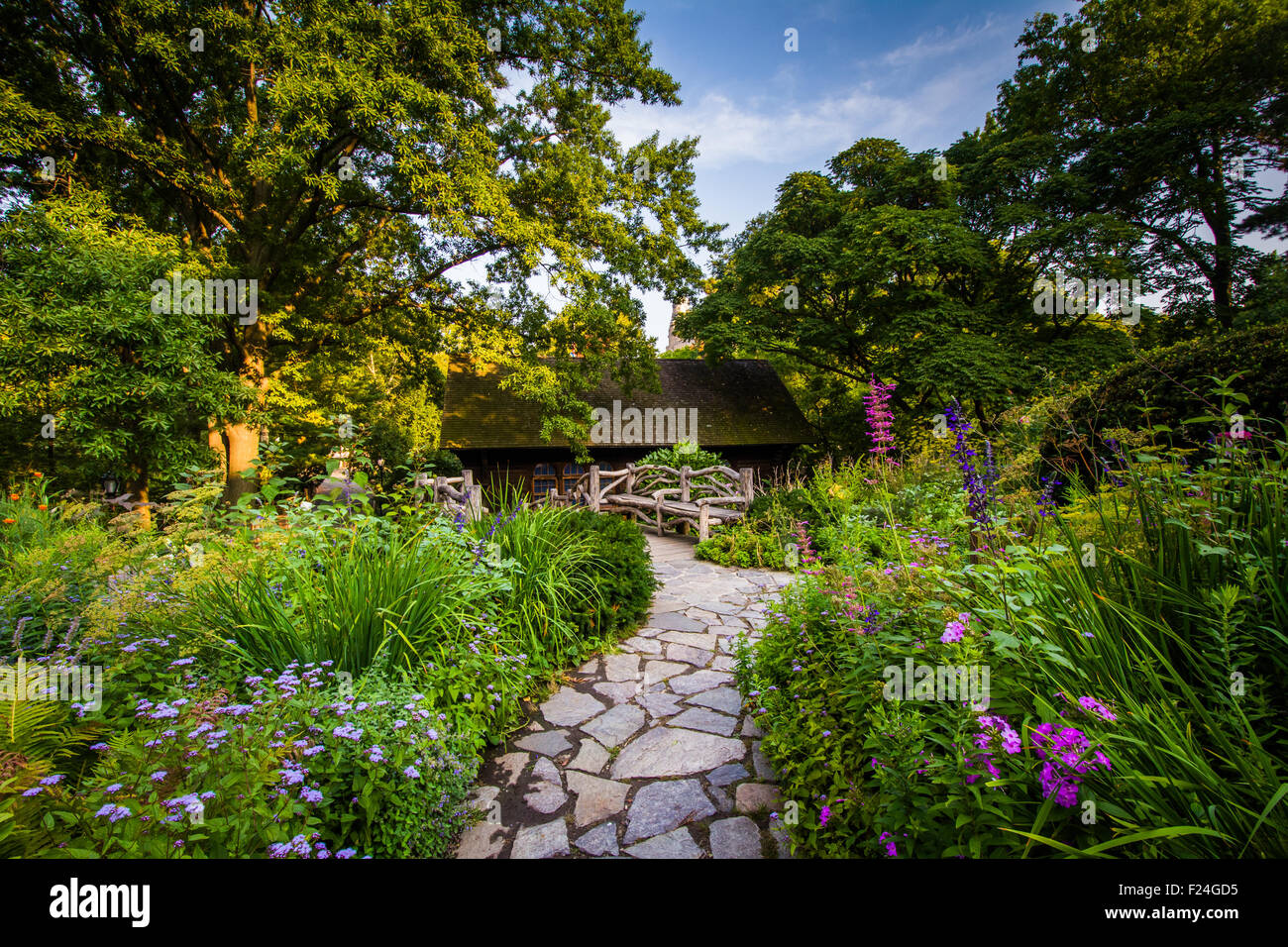 Percorso e fiori al giardino di Shakespeare, nel parco centrale, Manhattan, New York. Foto Stock