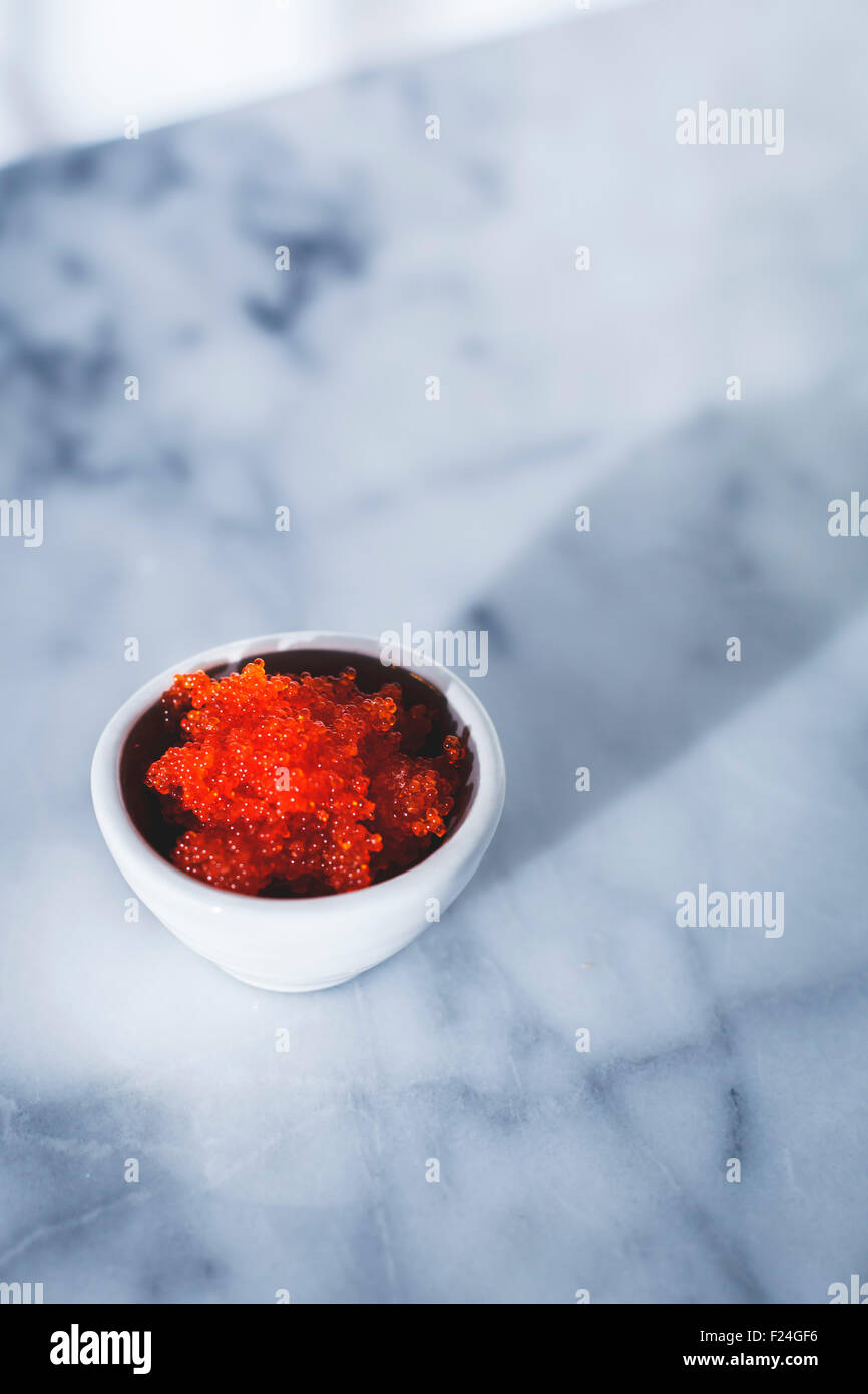 La realizzazione di sushi. Tobiko roe. Foto Stock