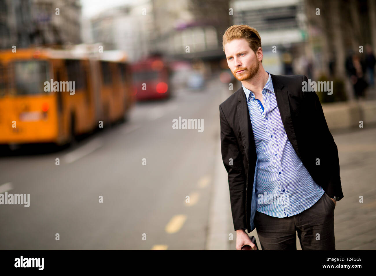 Rosso giovane uomo capelli all'aperto Foto Stock