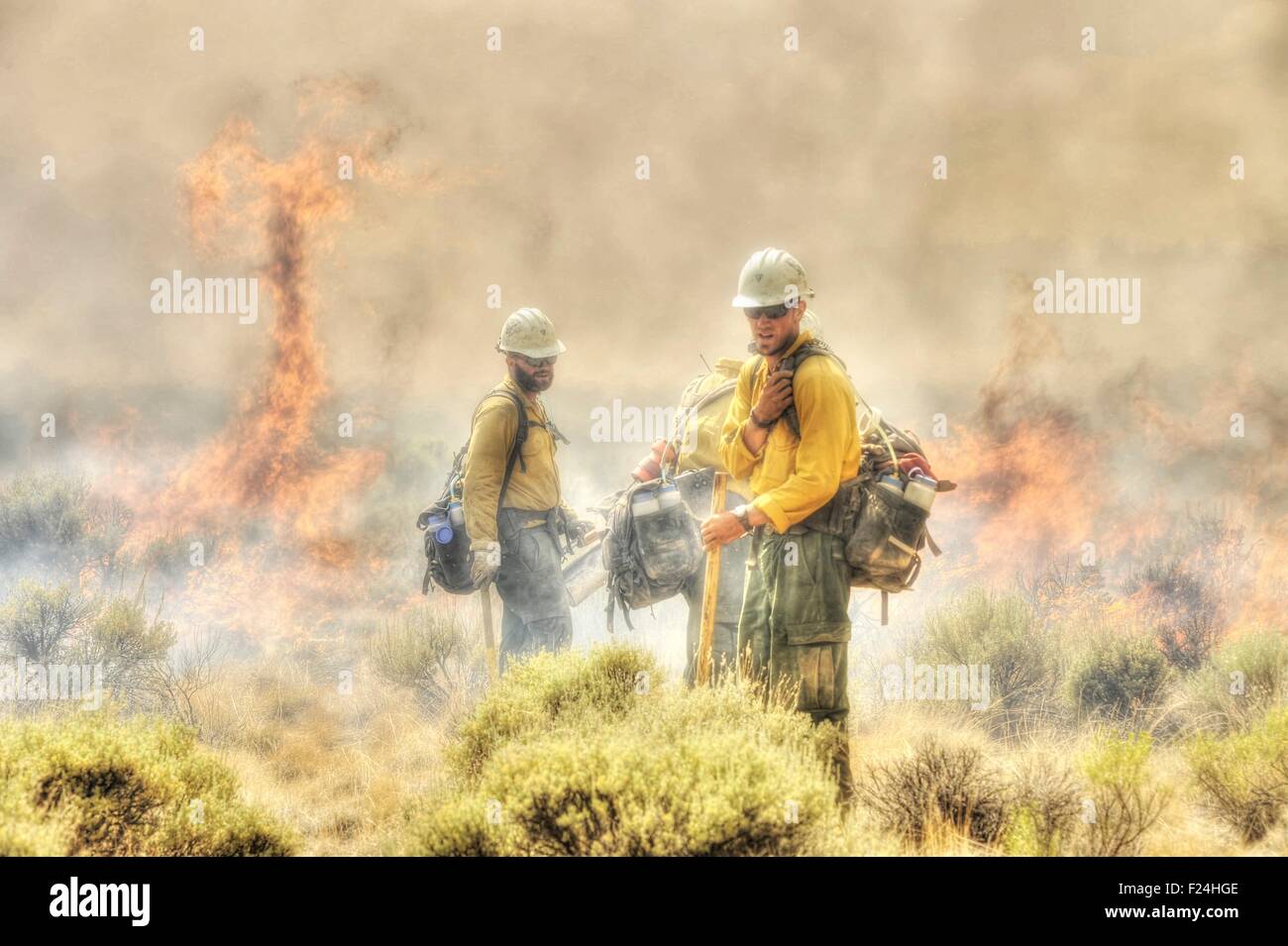 Backcountry vigili del fuoco lavoro per contenere la Lava il fuoco nella valle di Natale 27 luglio 2012 vicino a Fort Rock, Oregon. Foto Stock