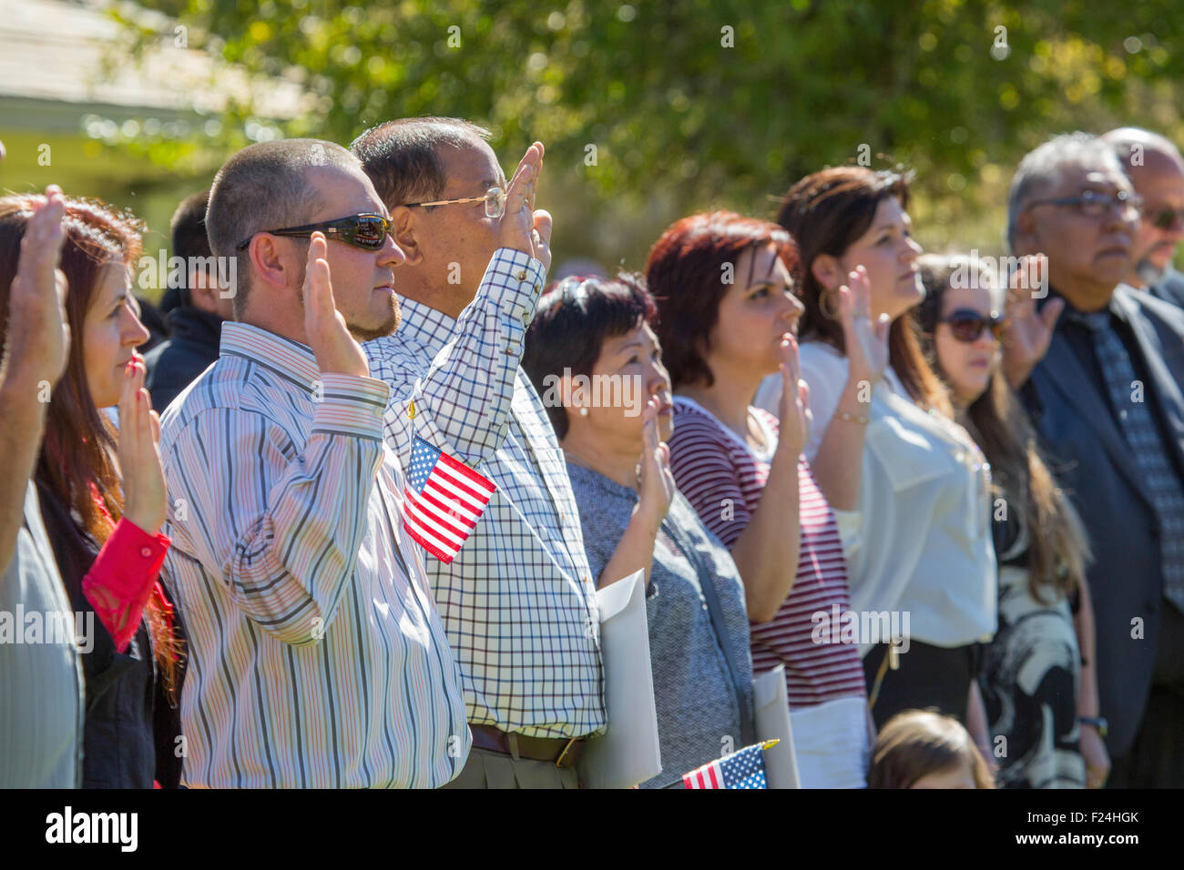 Gli immigrati provenienti da 22 diversi paesi adottano il giuramento di fedeltà durante una cerimonia di naturalizzazione nel Parco Nazionale di Yellowstone Settembre 9, 2015 a Yellowstone, Wyoming. Foto Stock