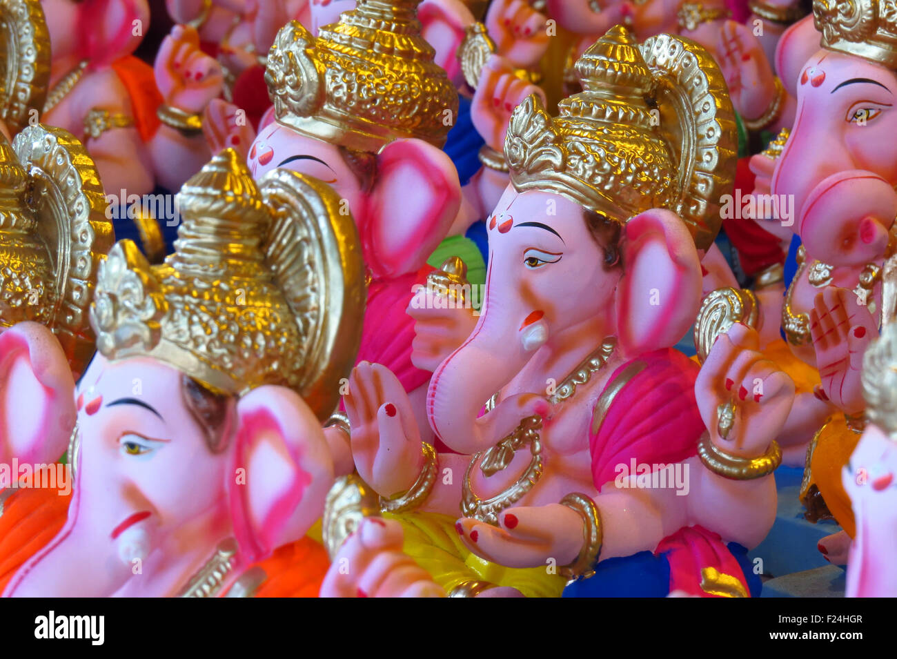 Appena fatti idoli di Elephant Dio noto come Ganesha o Ganapati per la vendita in un negozio alla vigilia di Ganesh festival in India. Foto Stock