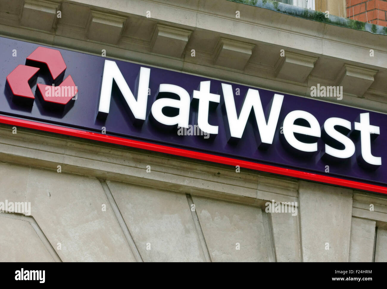 Segno e logo sul ramo di Natwest Bank di Londra Foto Stock