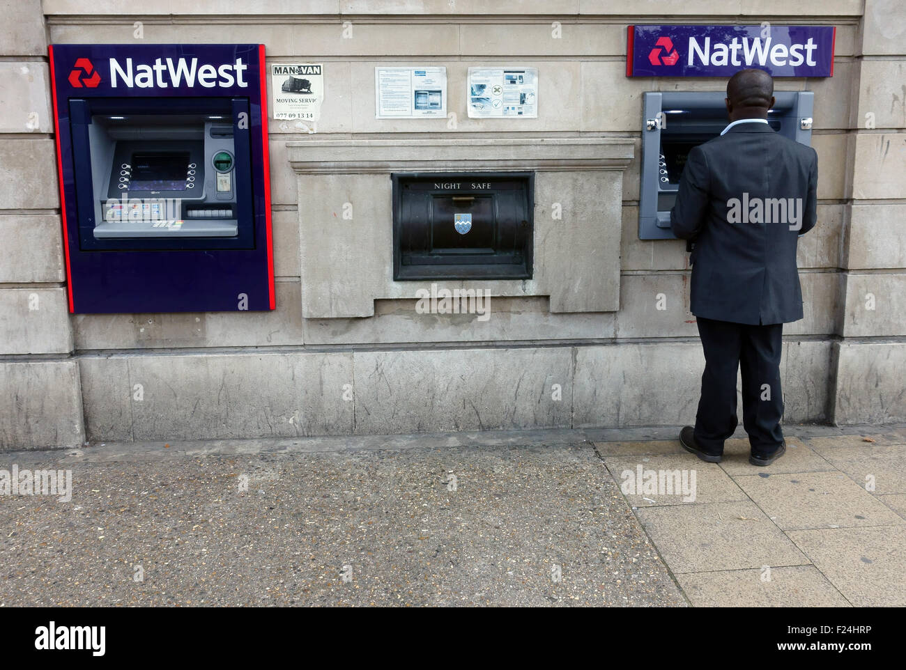 Atm, segno e logo sul ramo di Natwest Bank di Londra Foto Stock