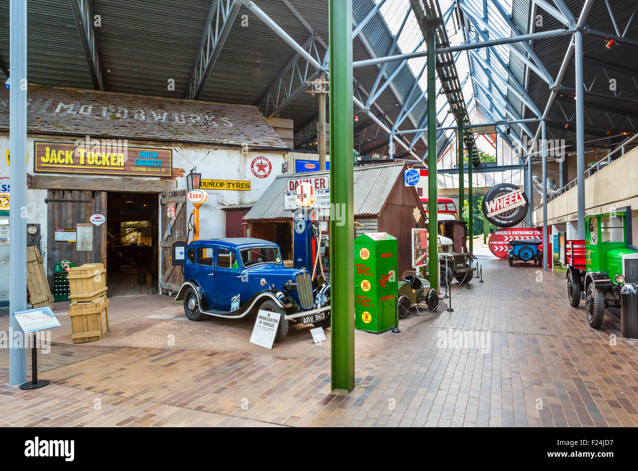 Periodo garage esposizione presso il National Motor Museum, Beaulieu, Hampshire, Inghilterra, Regno Unito Foto Stock
