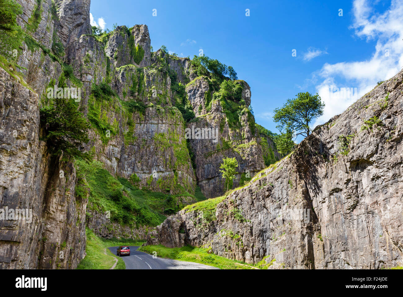 Cheddar Gorge, Omerset. Auto sulla strada attraverso la gola, Cheddar, Somerset, Inghilterra, Regno Unito Foto Stock