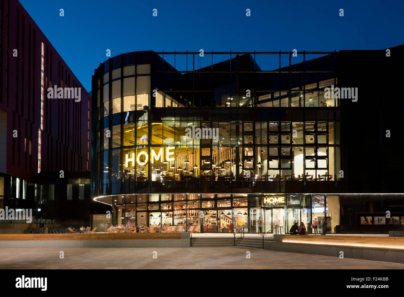 HOME Centro per le arti contemporanee, prestazioni, il teatro e il film si trova in Tony Wilson Square, il centro città di Manchester a notte. Foto Stock