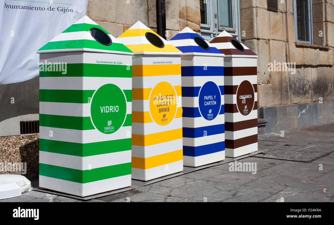 Quattro contenitori per il riciclaggio della carta, metallo, plastica e vetro - Gijon, Asturias Foto Stock