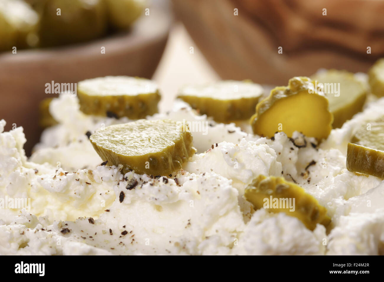 Sandwich con pane di segale, crema di formaggio e cetrioli marinati Foto Stock