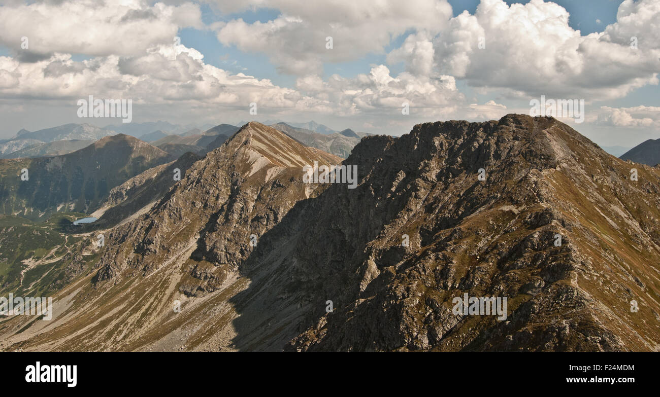 Banikov, Hruba Kopa e altri picchi da Pachola picco nella parte di Tatry montagne chiamato Rohace Foto Stock