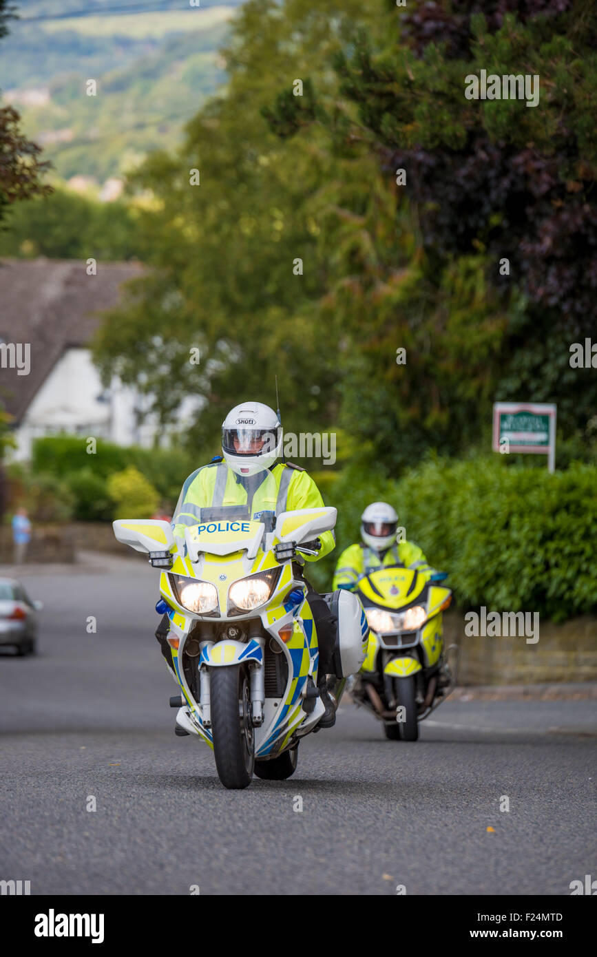 La polizia i motociclisti sulla fase 6 del tour della Gran Bretagna 2015 Matlock Derbyshire Regno Unito Foto Stock