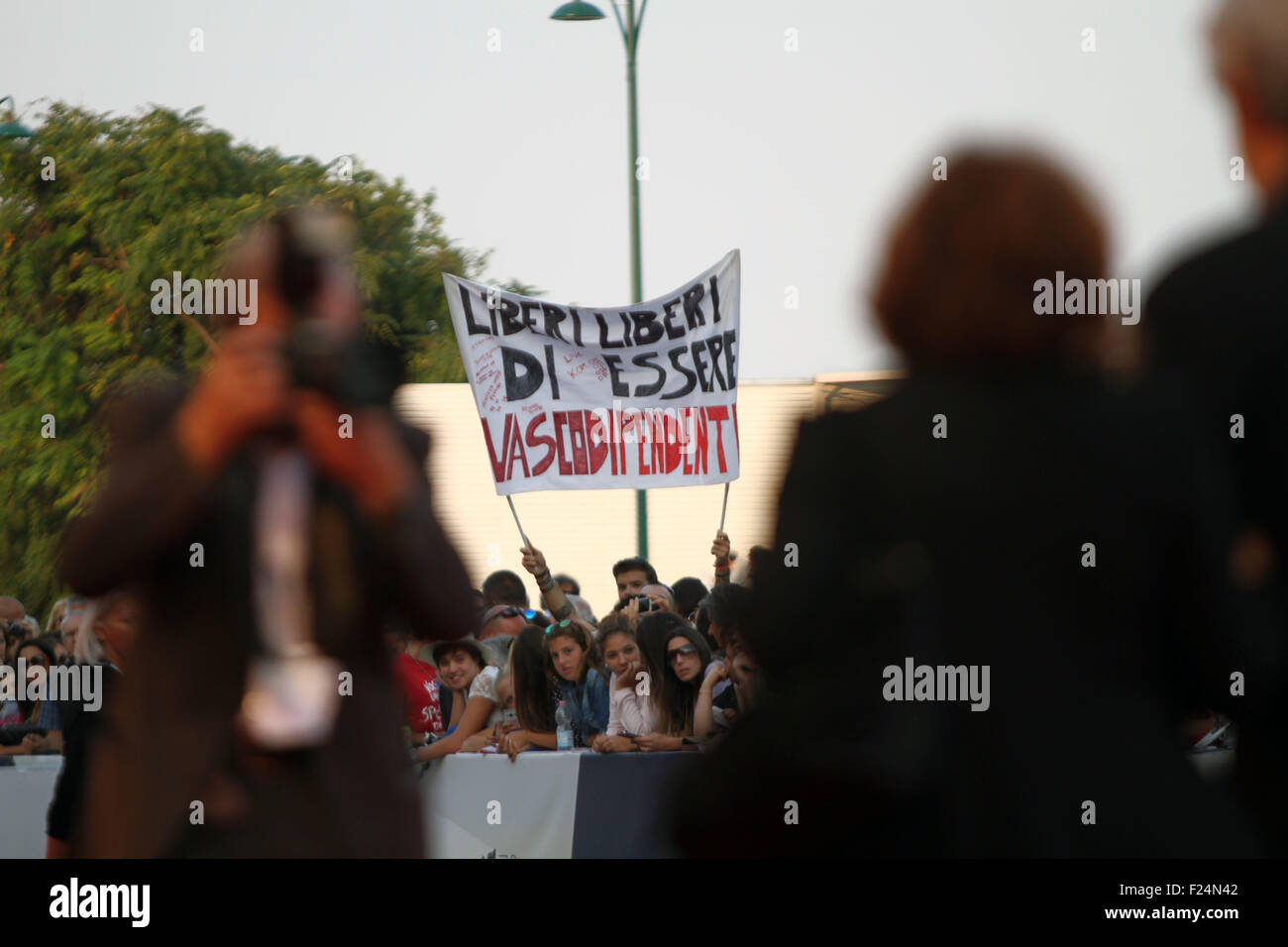 Venezia, Italia. 11 Settembre, 2015. I fan del cantante italiano Vasco Rossi durante la 72a Mostra del Cinema di Venezia il 11 settembre, 2015 a Venezia Credit: Andrea Spinelli/Alamy Live News Foto Stock