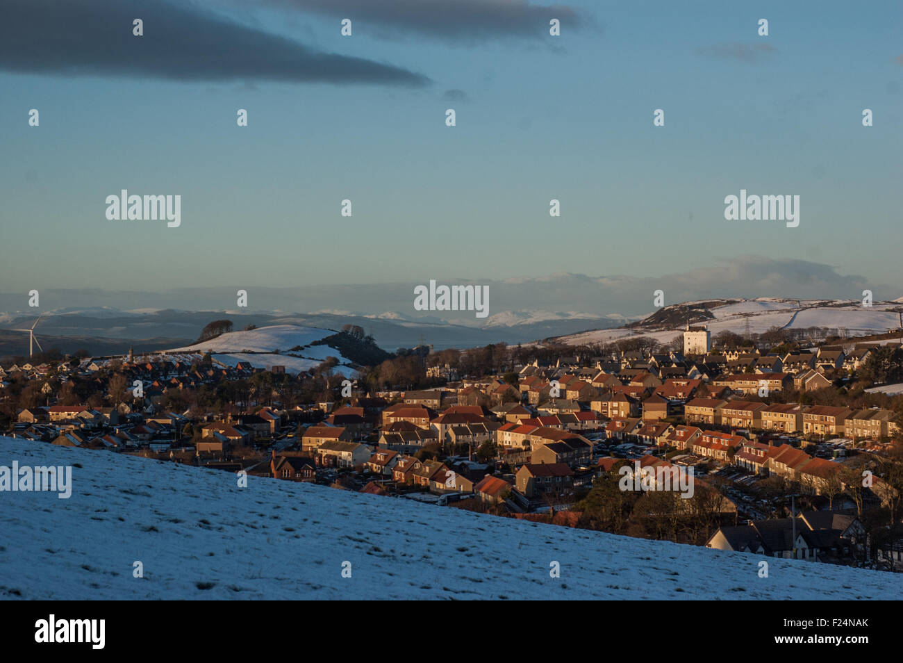 Splendidamente pittoresca cittadina di West Kilbride accoccolato tra locale e colline coperte di neve su un soleggiato inverni giorno Foto Stock