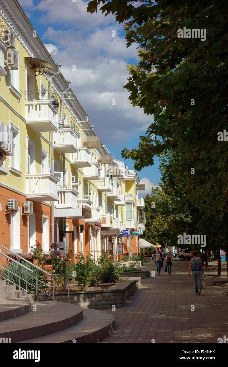 Edifici residenziali sulla strada principale di Tiraspol, Transnistria, Repubblica di Moldavia, Europa Foto Stock