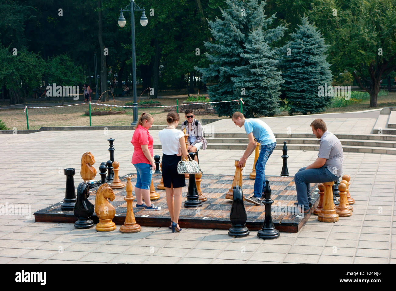 I giovani a giocare a scacchi in Cattedrale Park, Chisinau, Moldavia Foto Stock