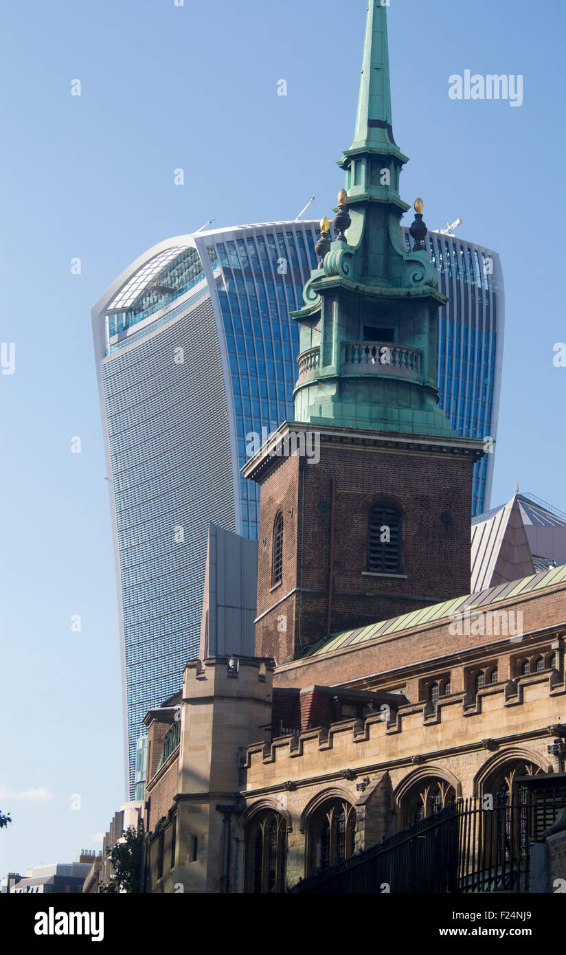 Tutti Hallows dalla torre campanile torre con walkie talkie grattacielo in background vecchi e nuovi punti di riferimento sullo skyline City Foto Stock