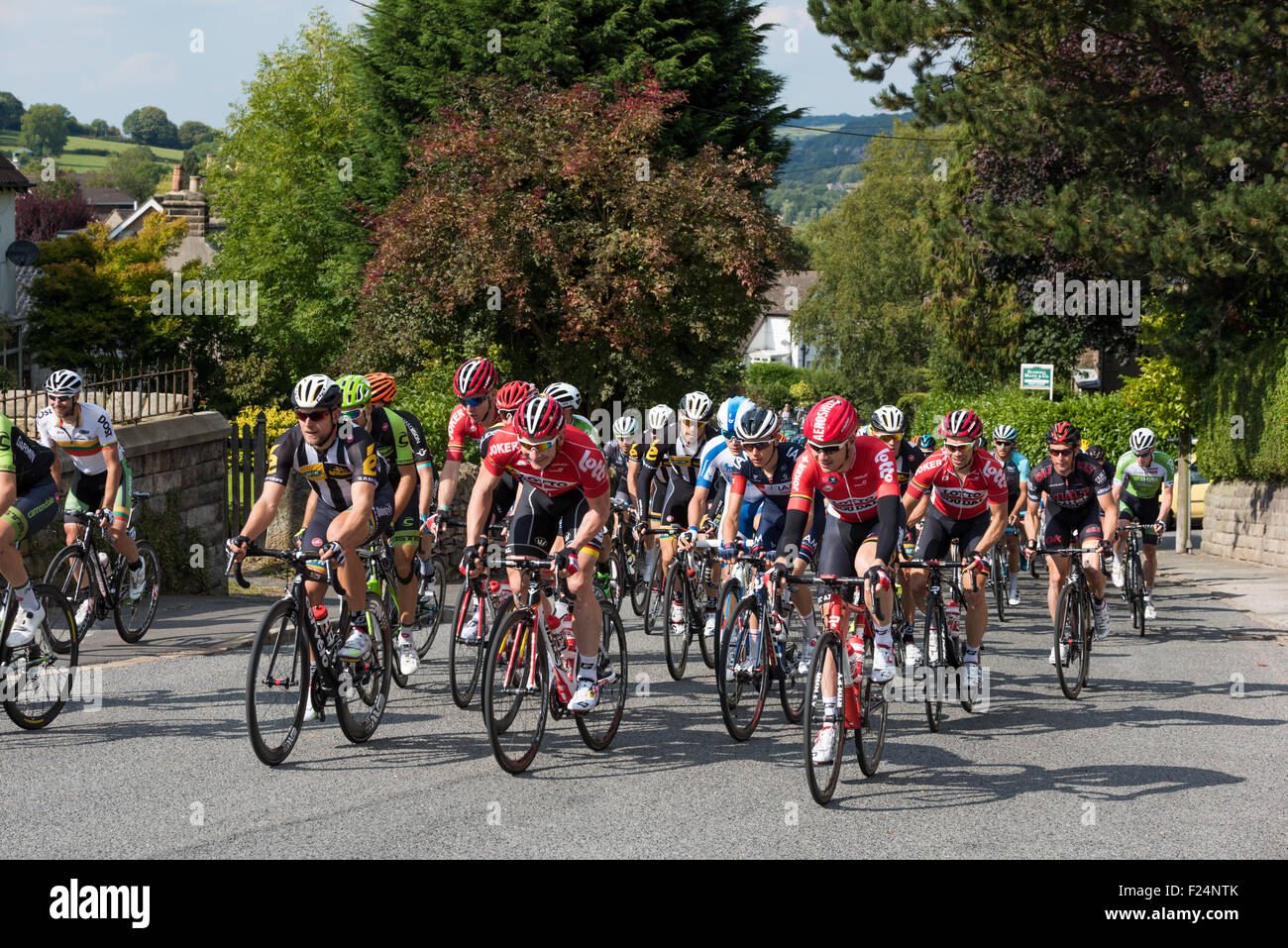 Lotto Soudal cavaliere André Greipel condivide una barzelletta con il suo compagno di squadra sul palco 6 del tour della Gran Bretagna 2015 Matlock Derbyshire Regno Unito Foto Stock