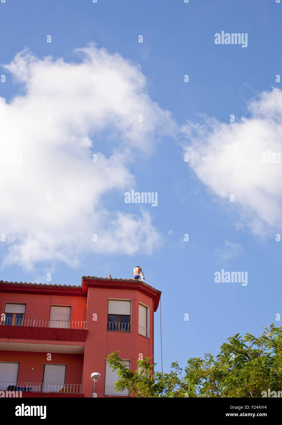 Uomo al lavoro su un tetto, Leon Foto Stock