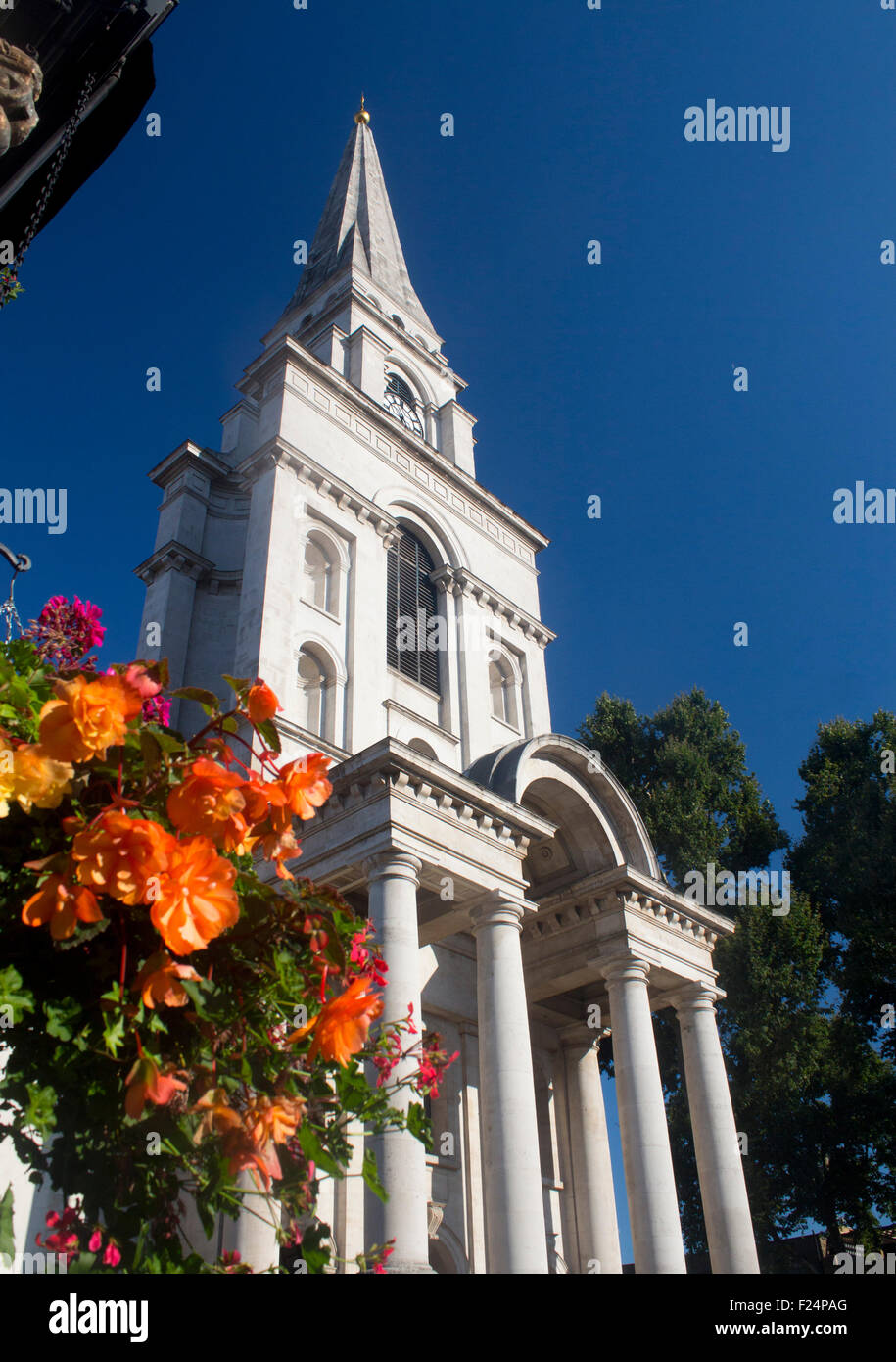 La Chiesa di Cristo Spitalfields tower e il portico con fiori in primo piano East End di Londra Inghilterra REGNO UNITO Foto Stock