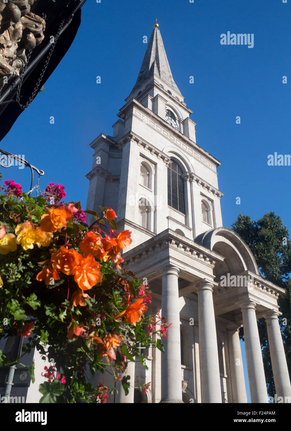 La Chiesa di Cristo Spitalfields tower e il portico con fiori in primo piano East End di Londra Inghilterra REGNO UNITO Foto Stock