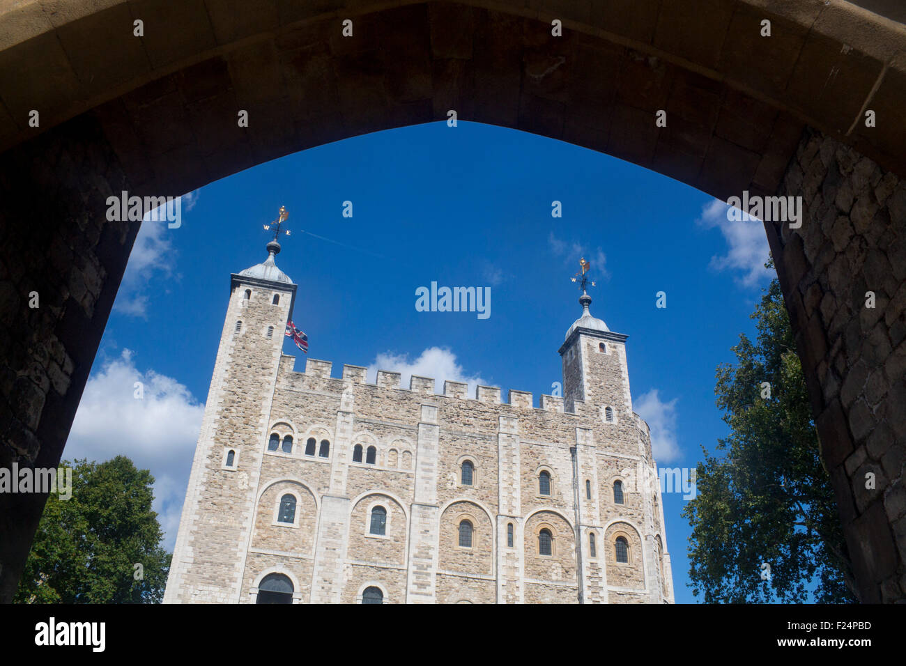 Torre Bianca visto attraverso arch archway Tower of London City di Londra Inghilterra REGNO UNITO Foto Stock