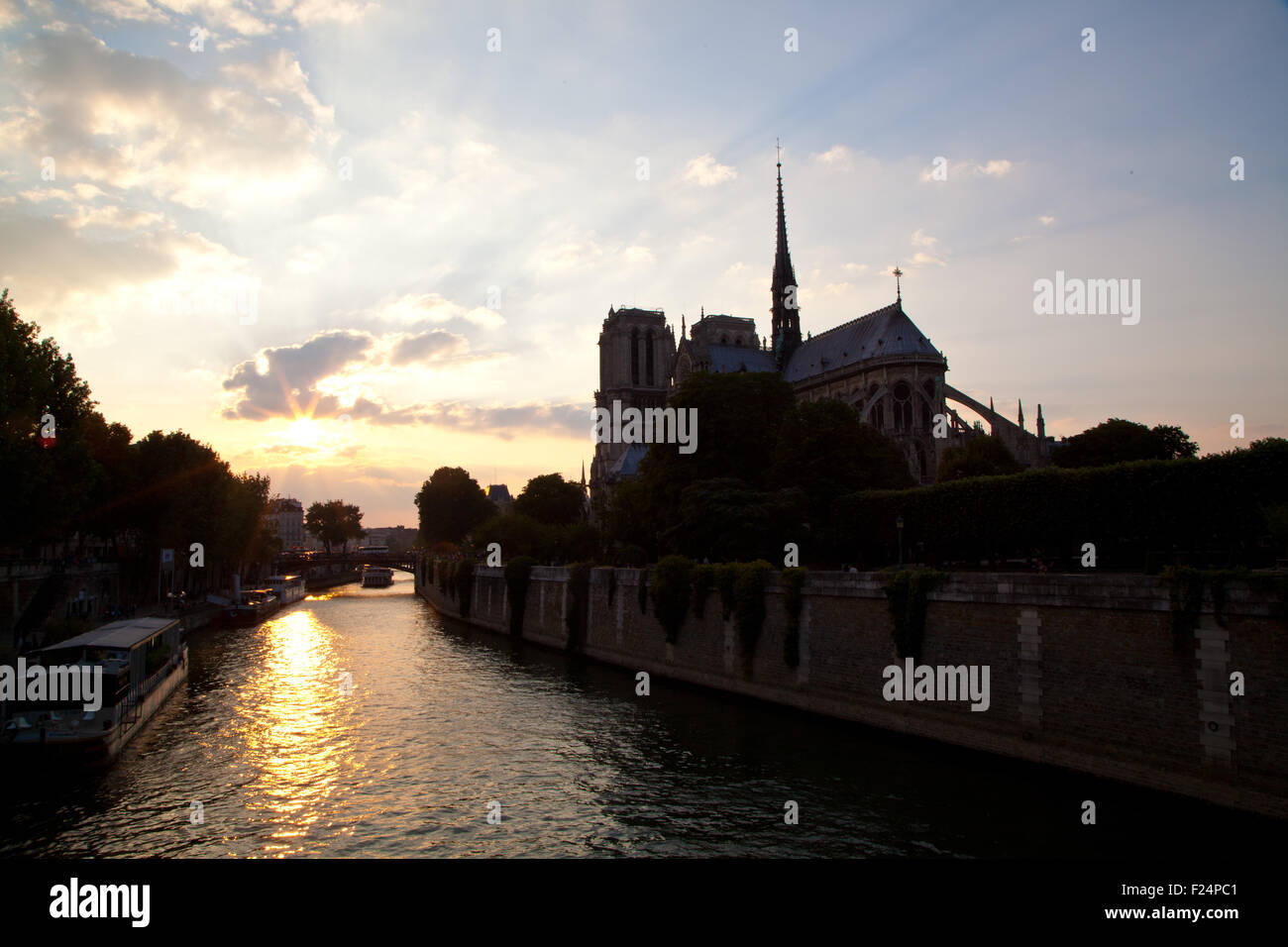 Dotre Dame de Paris al crepuscolo Foto Stock