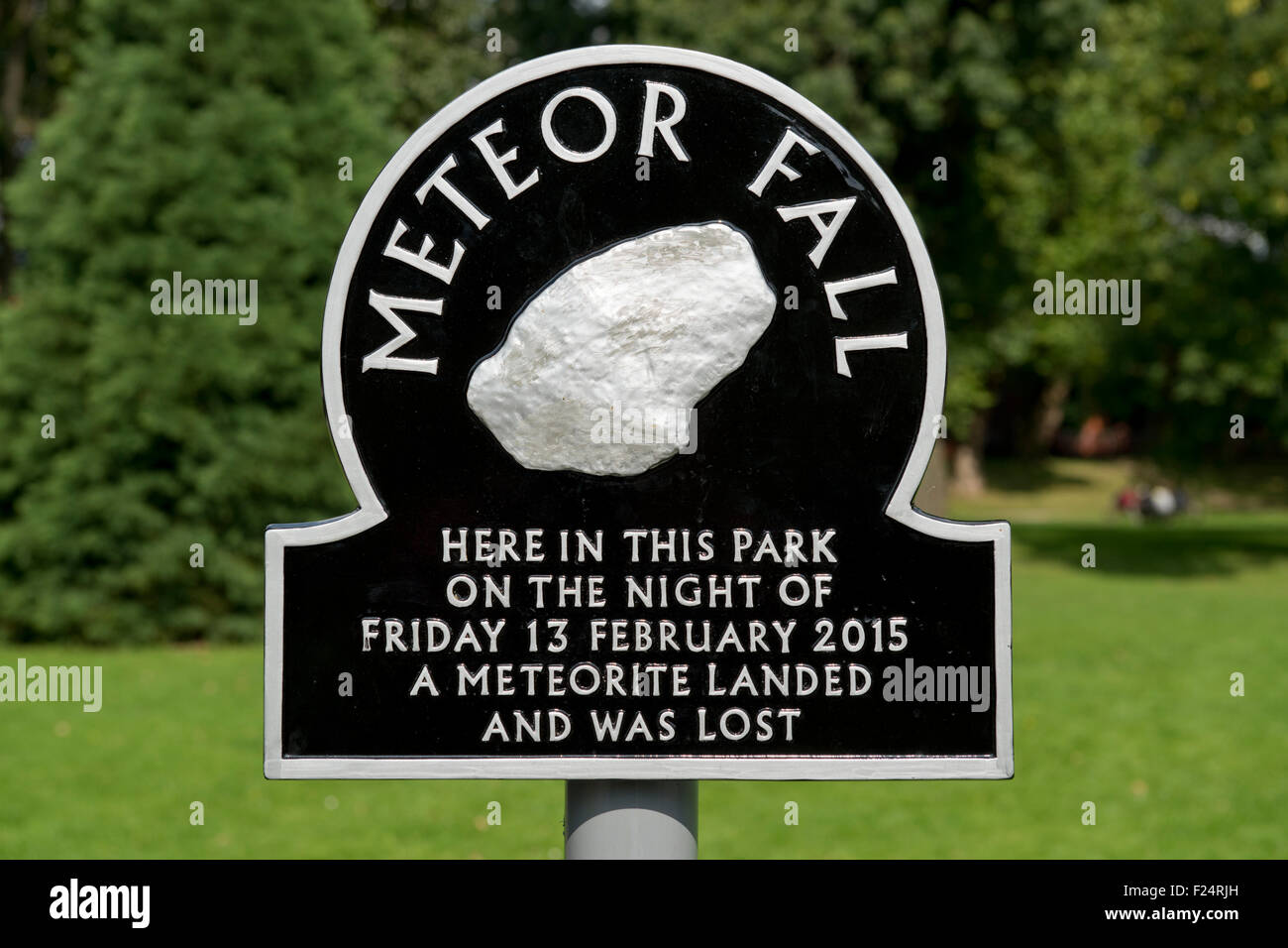 Una lettura del segno 'Meteor cadere' situato in Whitworth Park area di Manchester. Foto Stock