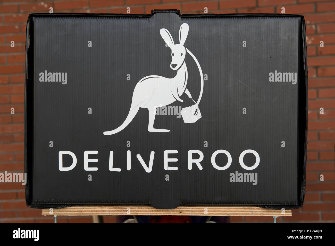 Una scatola nera sul retro di un Deliveroo online prodotti alimentari da asporto scooter (solo uso editoriale) Foto Stock