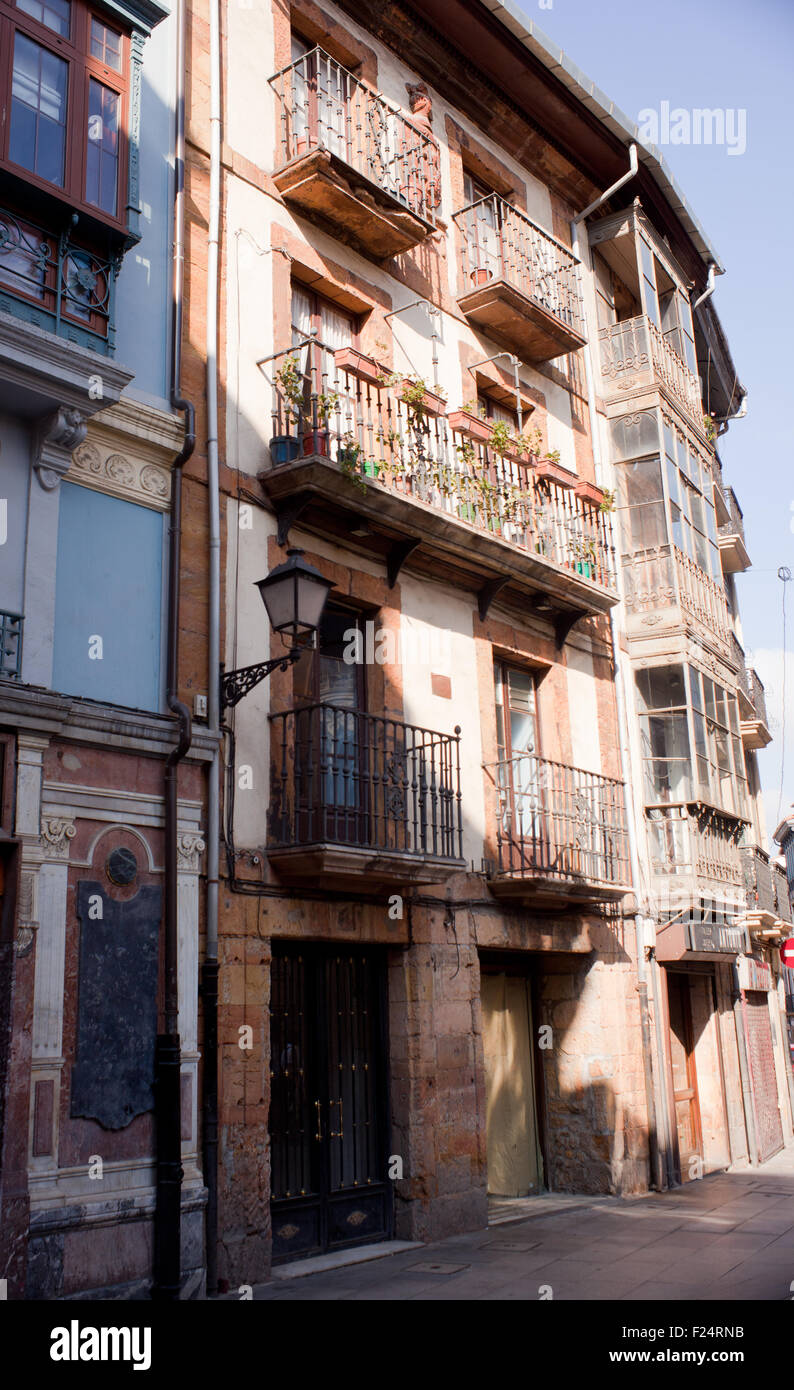 Vista del Oviedo le case, Asturias - Spagna Foto Stock