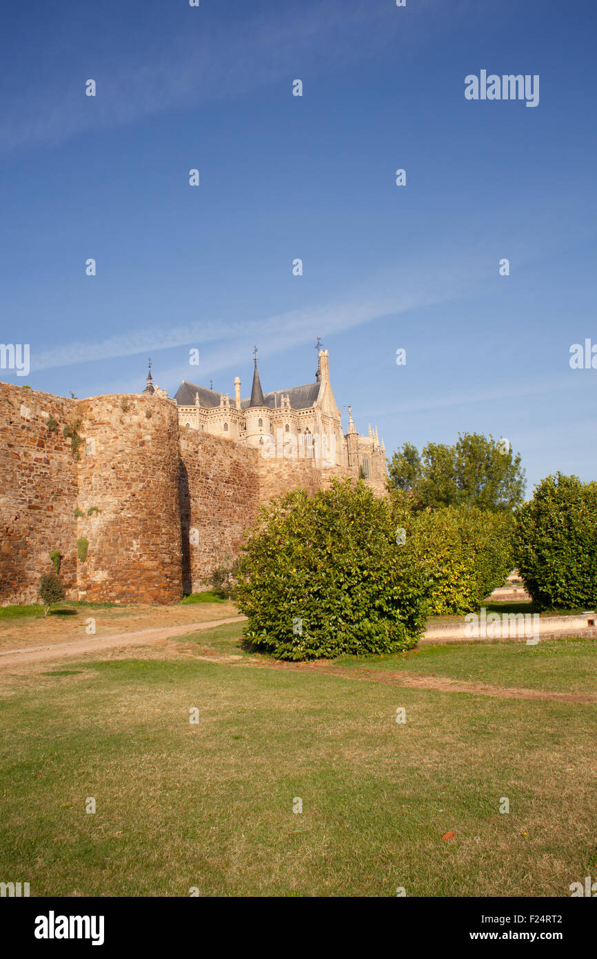 Queste mura romane e il Palazzo episcopale di Astorga Foto Stock