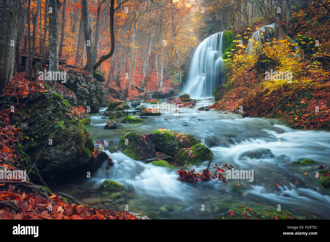 Bella cascata nella foresta di autunno in Crimea montagne al tramonto. Flusso d'argento la cascata nel Grand Canyon di Crimea. Foto Stock