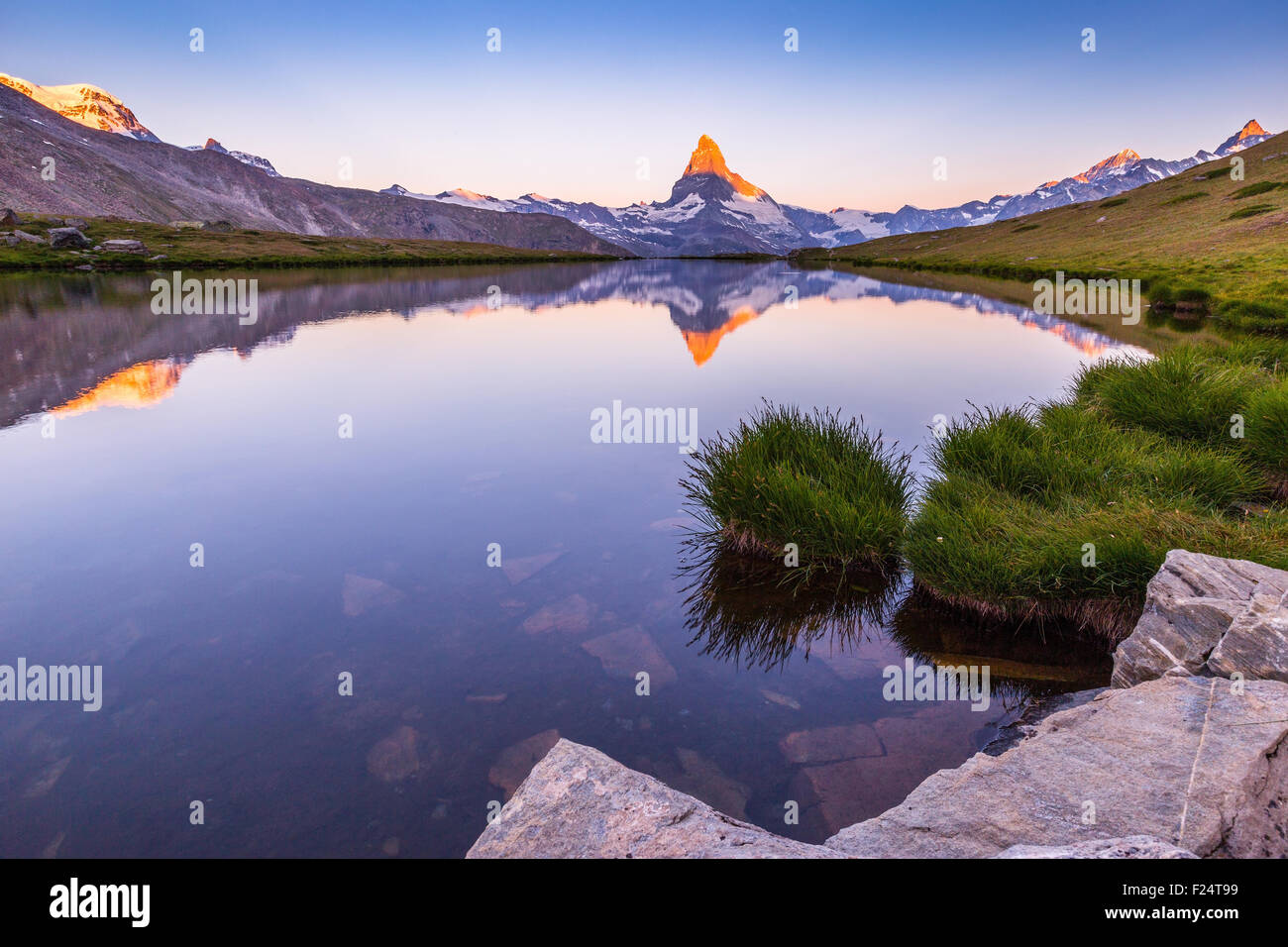 Alba sulla vetta del Cervino. Vista dal lago Stellisee. Paesaggio alpino, lago riflessione. Zermatt, Alpi svizzere. Svizzera. Europa. Foto Stock
