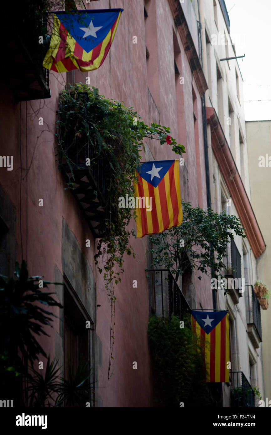 Estelades (catalano independentist flags) pendono dai balconi in Barcellona. Foto Stock